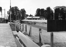 171861 Gezicht op de rijwielstalling bij het nieuwe N.S.-station Tilburg West te Tilburg.